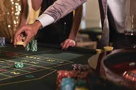 Permainan meja dealer langsung Baccarat di studio profesional.